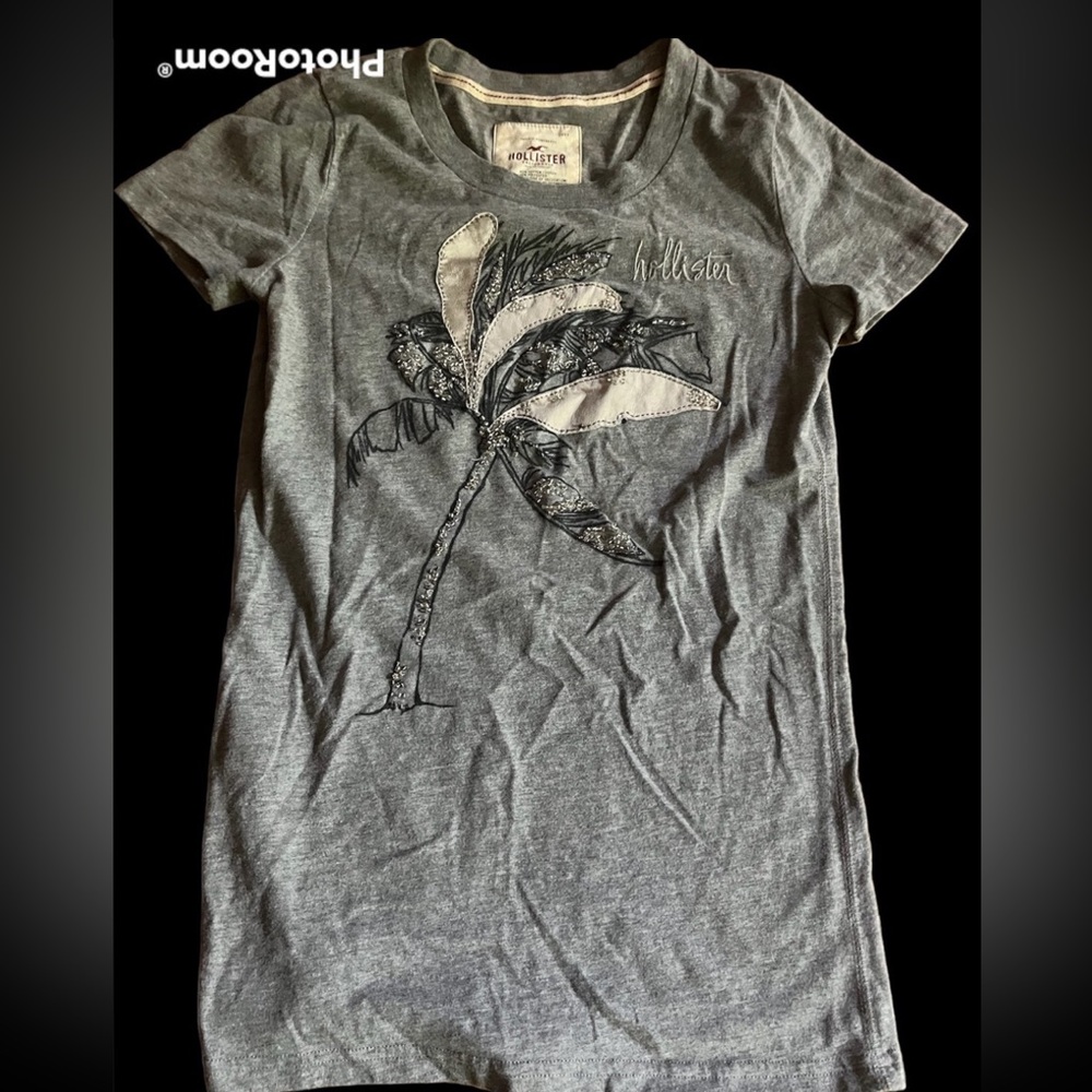 Hollister medium grey short sleeve shirt with palm tree